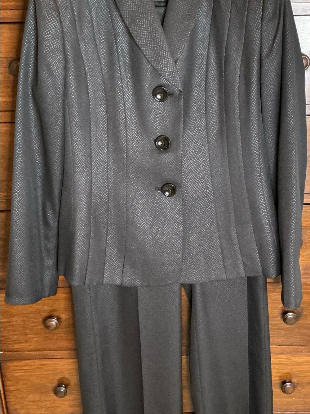 Le Suit Women's Black Pleated Front Blazer and Pant Suit - Size 10